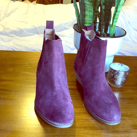 Maroon suede UO booties - Picture 2 of 5